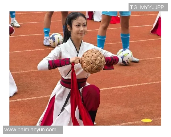 校园足球女将崛起助力女性运动发展展现青春风采与团队精神